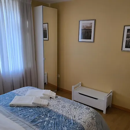 Downtown With Parking Next To Subway * 波尔图