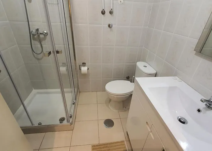 Downtown With Parking Next To Subway Lejlighed