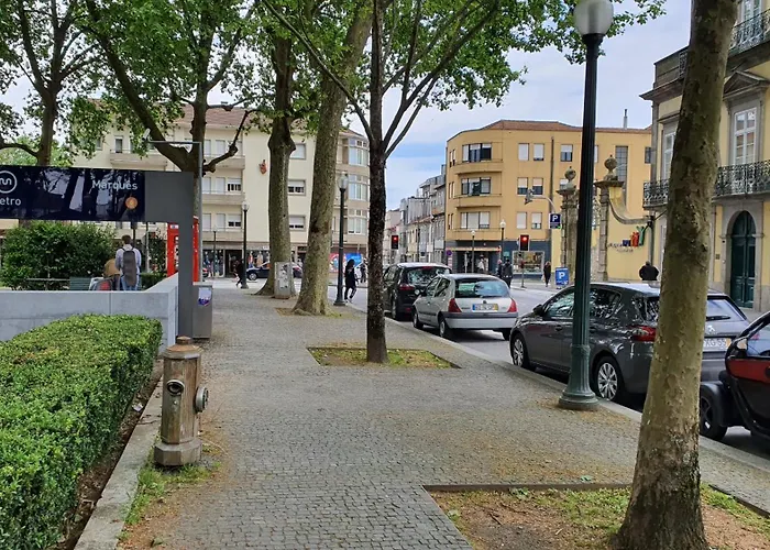 Downtown With Parking Next To Subway Lejlighed