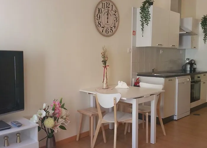 Downtown With Parking Next To Subway Порту