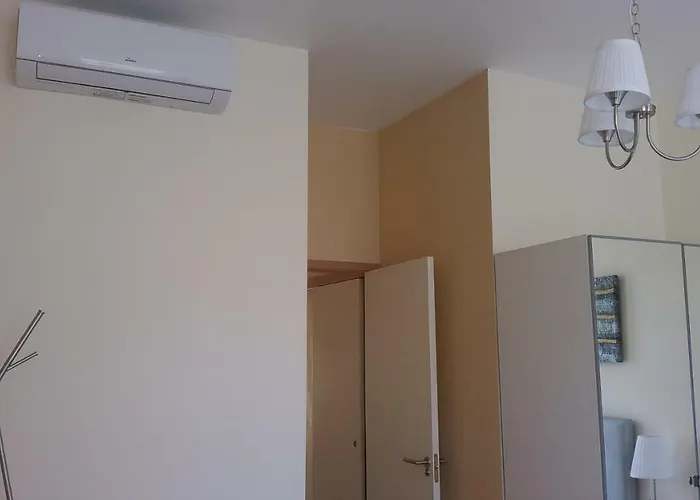 Apartment Downtown With Parking Next To Subway *