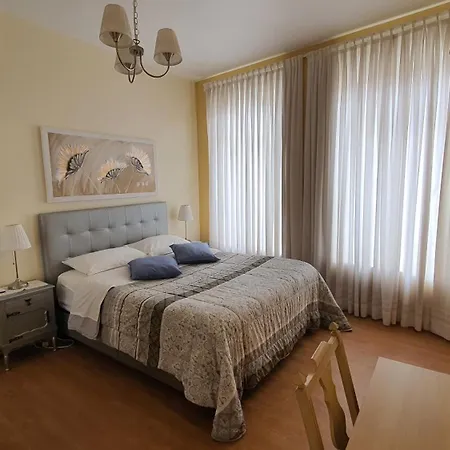 Downtown With Parking Next To Subway * Oporto